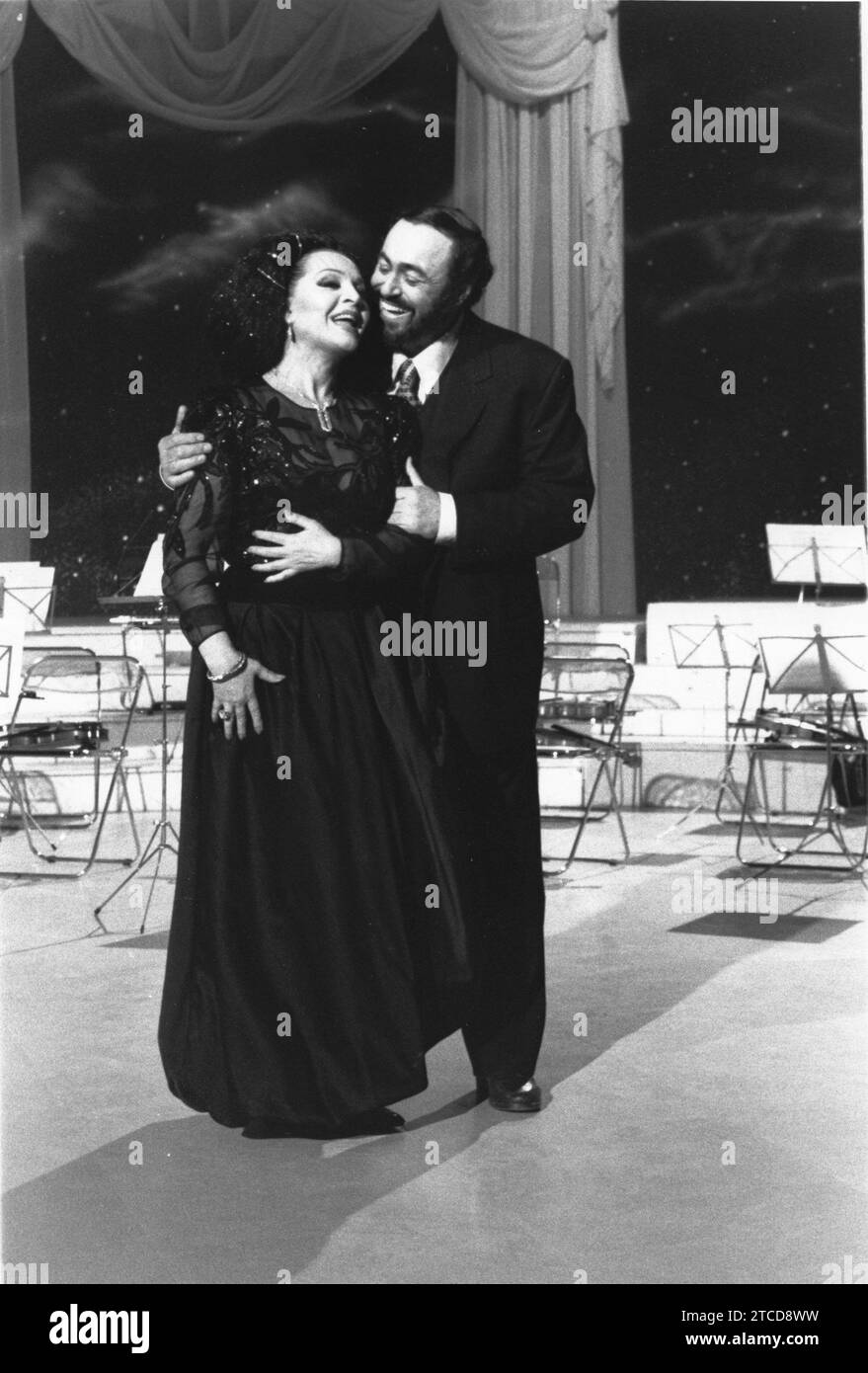 01/31/1990. Sara Montiel avec Luciano Pavarotti. Crédit : Album / Archivo ABC Banque D'Images