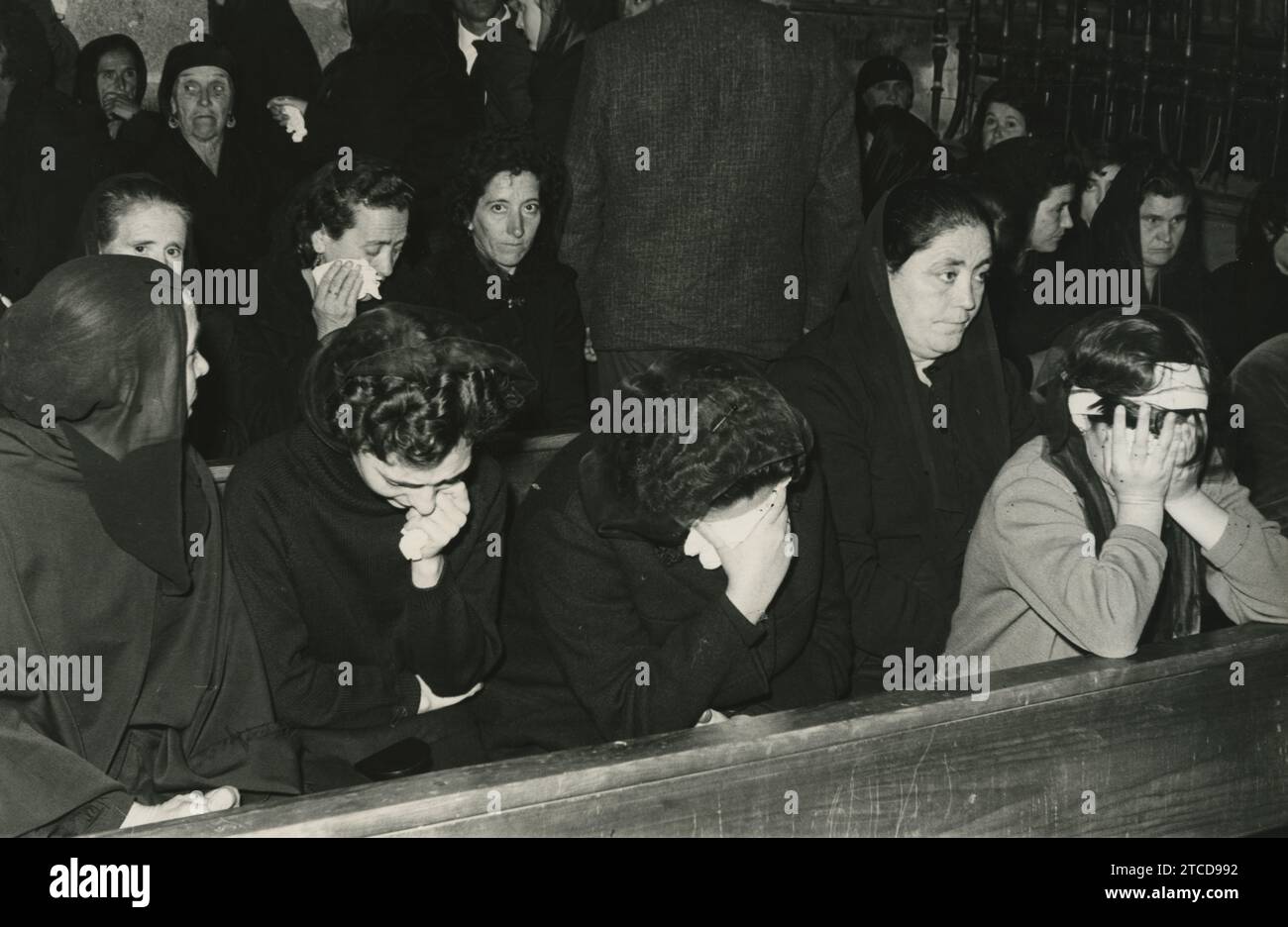 Torrejón el Rubio (Cáceres), novembre 1965. Les familles pleurant l’incident du réservoir de Torrejón el Rubio ont assisté, dans la cathédrale de Plasencia, avec les autorités provinciales et deux mille travailleurs, aux funérailles organisées pour les victimes. Crédit : Album / Archivo ABC Banque D'Images