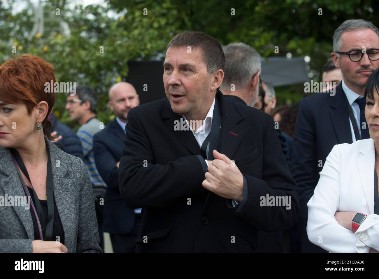 Cambo-les-bains (France), 05/04/2018. Rencontre internationale pour faire avancer la résolution du conflit au pays Basque avec la présence d'invités internationaux. Cuauhtémoc Cardenas, chef du gouvernement du District fédéral ; Irati Agorria ; Michel Camdessus, directeur général de la Banque monétaire internationale ; Jonathan Powell, chef de cabinet du Premier ministre britannique ; Anais Funosas; Bertie Ahern, chef du gouvernement de la République d'Irlande, et Gerry Adams, président du Sinn Fein, en présence d'autres personnalités telles que Arnaldo Otegi, Andoni Ortuzar, Brian Currin, Jean René Etch Banque D'Images
