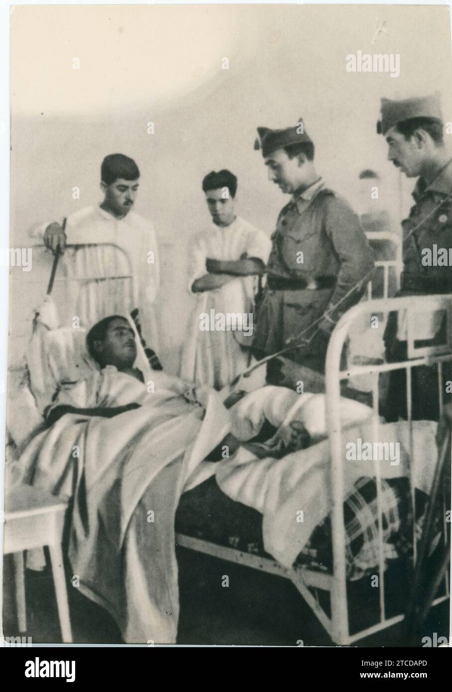 Melilla, septembre 1923. Guerre marocaine. Le lieutenant-colonel Francisco Franco, accompagné d'un de ses officiers, rend visite aux blessés de la Légion après le combat. Crédit : Album / Archivo ABC Banque D'Images