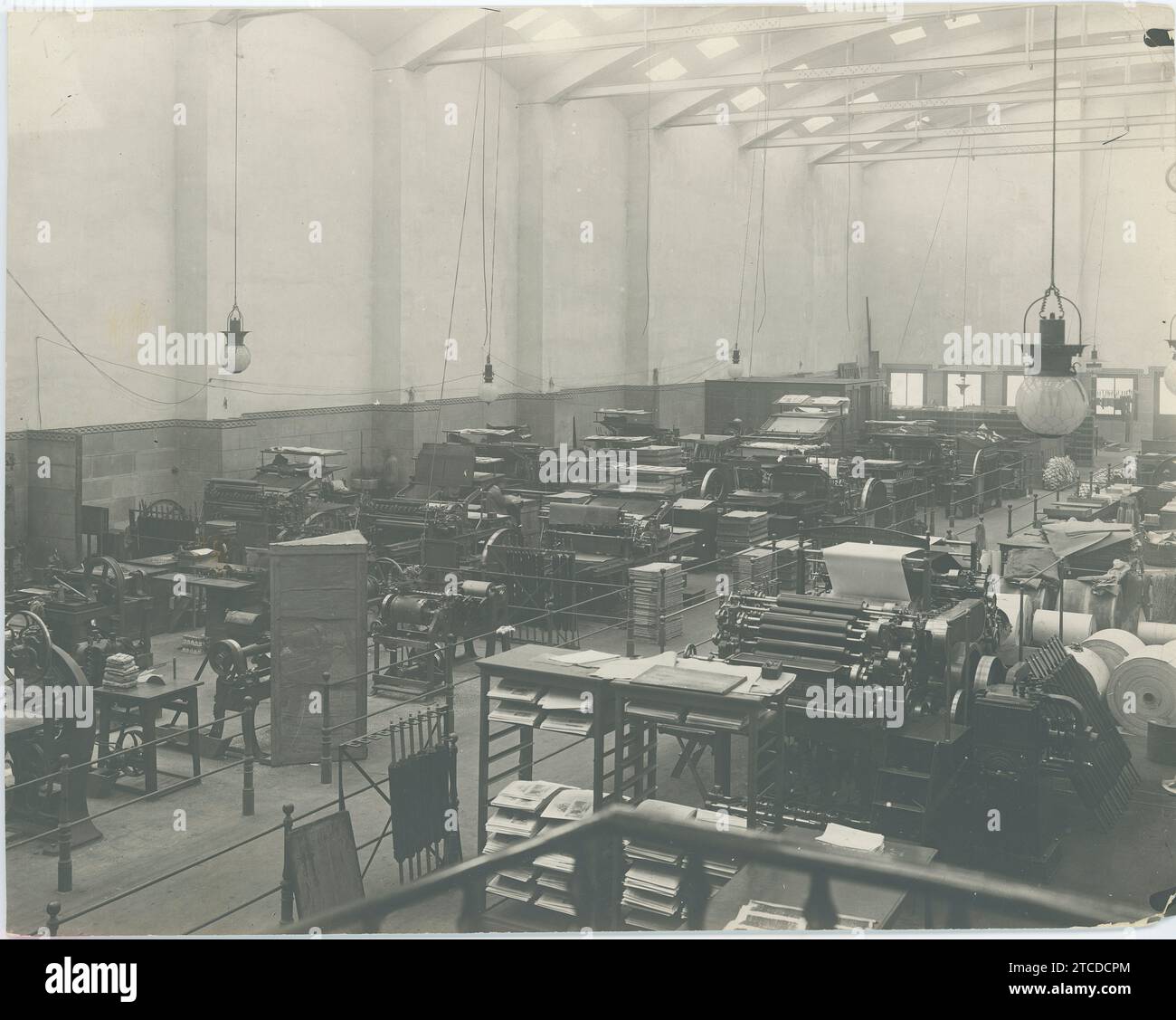 Madrid, 1915. Salle des machines des presses ABC au siège de Serrano. C'était la deuxième presse rotative ABC, avec quatre bobines de Koenig & Bauer. Crédit : Album / Archivo ABC Banque D'Images