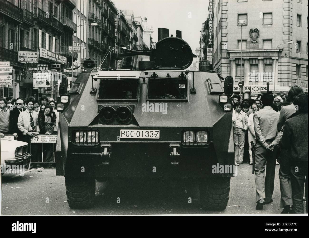 Barcelone 05/24/1981. Vol à la Banque centrale de Barcelone. Les voleurs sont entrés dans le quartier général, un bâtiment de sept étages sur la Plaza de Cataluña, le 23 mai. Le GEO a agi dimanche 24, arrêtant neuf des onze assaillants. Un autre a été tué. Dans l'image. le véhicule blindé sur lequel on a tiré de l'intérieur en essayant de s'approcher. Crédit : Album / Archivo ABC / José García Banque D'Images