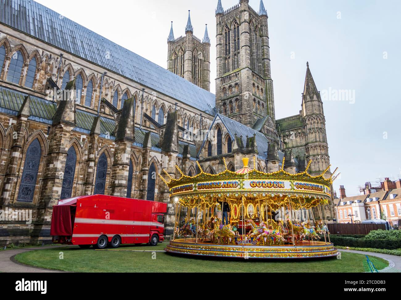 Carrousel installé à côté de la cathédrale de Lincoln, quartier de la cathédrale, Lincoln City, Lincolnshire, Angleterre, ROYAUME-UNI Banque D'Images