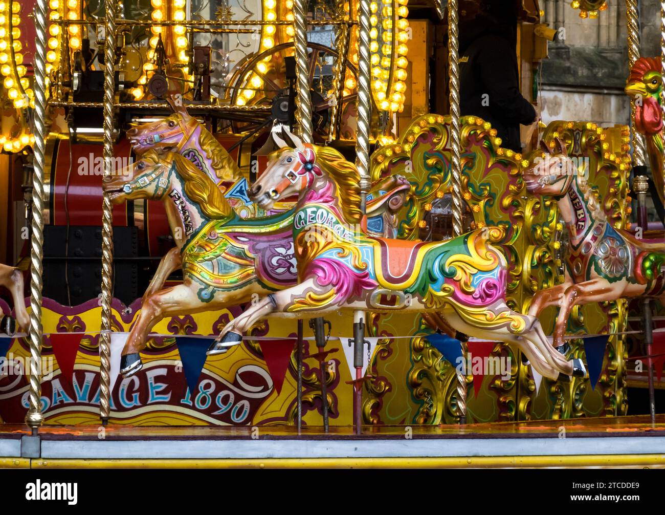 Chevaux galopants sur carrousel, Lincoln City, Lincolnshire, Angleterre, Royaume-Uni Banque D'Images