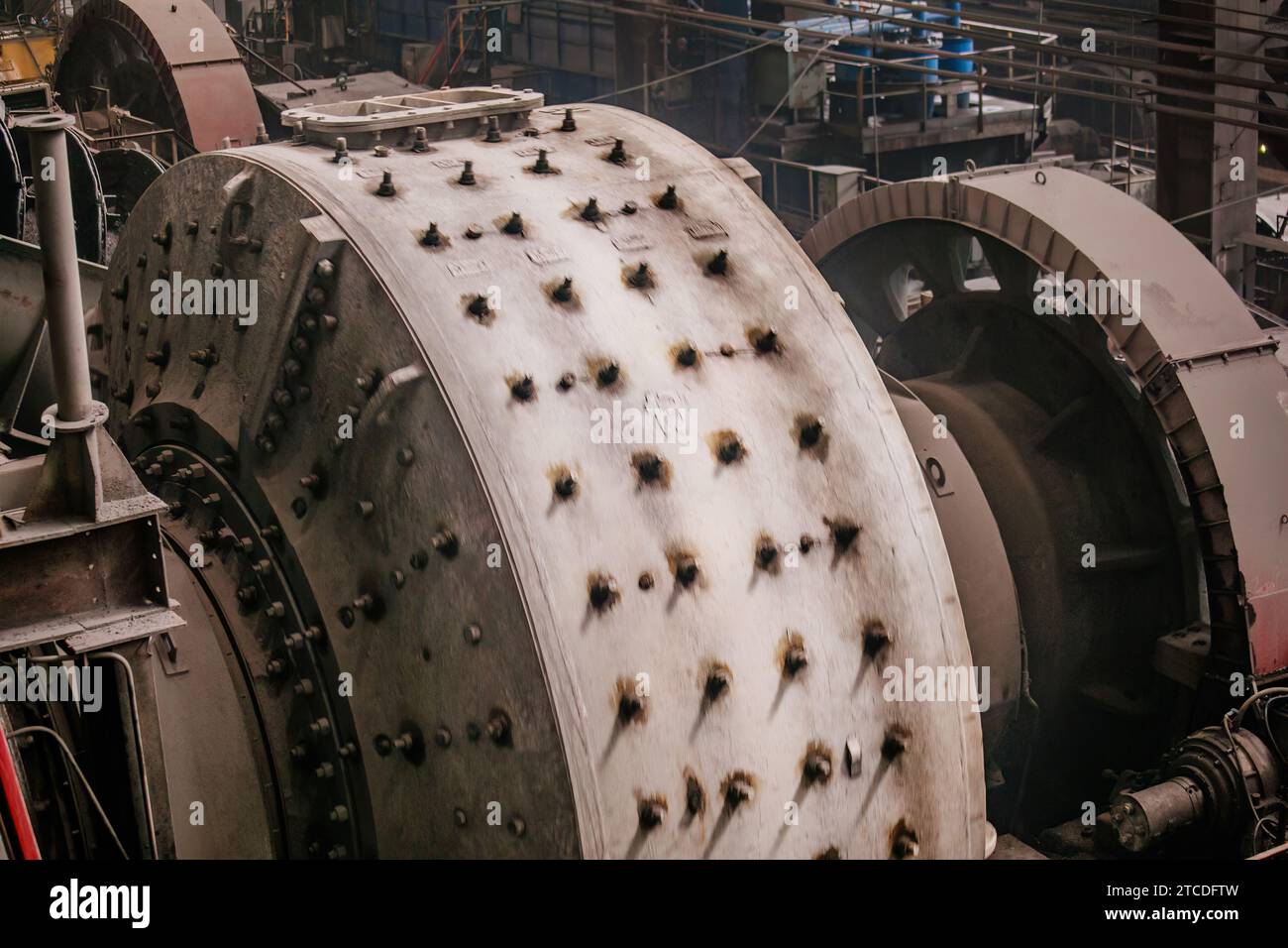 Le moulin broie le minerai dans une usine de traitement de traitement de minerai. Banque D'Images