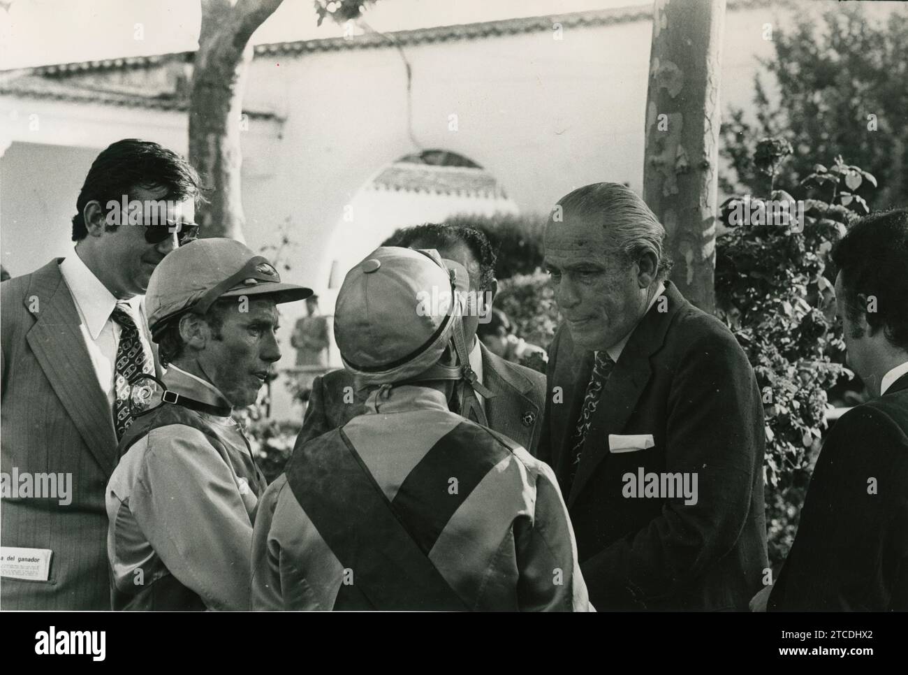 Madrid, 6/9/1975. Hippodrome de Zarzuela. Antonio Blasco, vainqueur du derby, s'entretient avec ses deux coureurs, dont Claudio Carudel, à gauche. Crédit : Album / Archivo ABC / Manuel Sanz Bermejo Banque D'Images