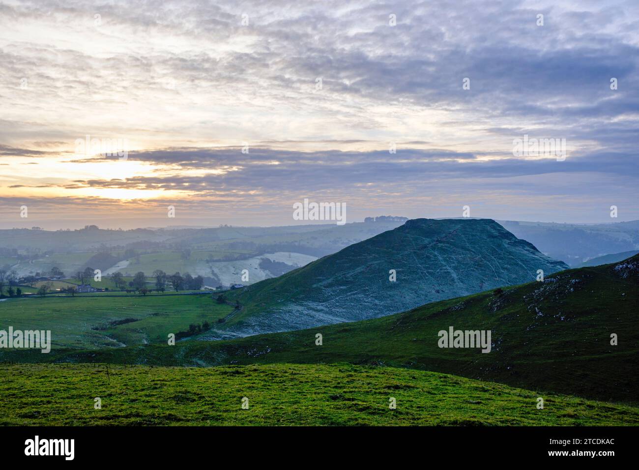 Thorpe Cloud du Thorpe Pasture, parc national de Peak District, Derbyshire, Angleterre Banque D'Images