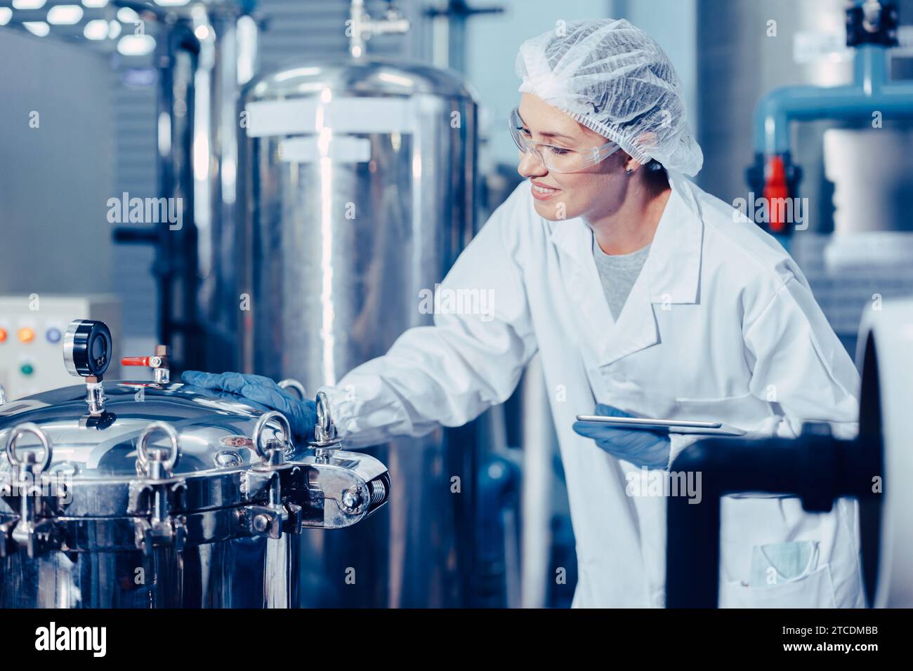 travailleur du personnel d'hygiène dans les aliments et les boissons usine propre. les femmes qui travaillent dans le contrôle de la qualité de l'industrie des usines d'eau. Banque D'Images