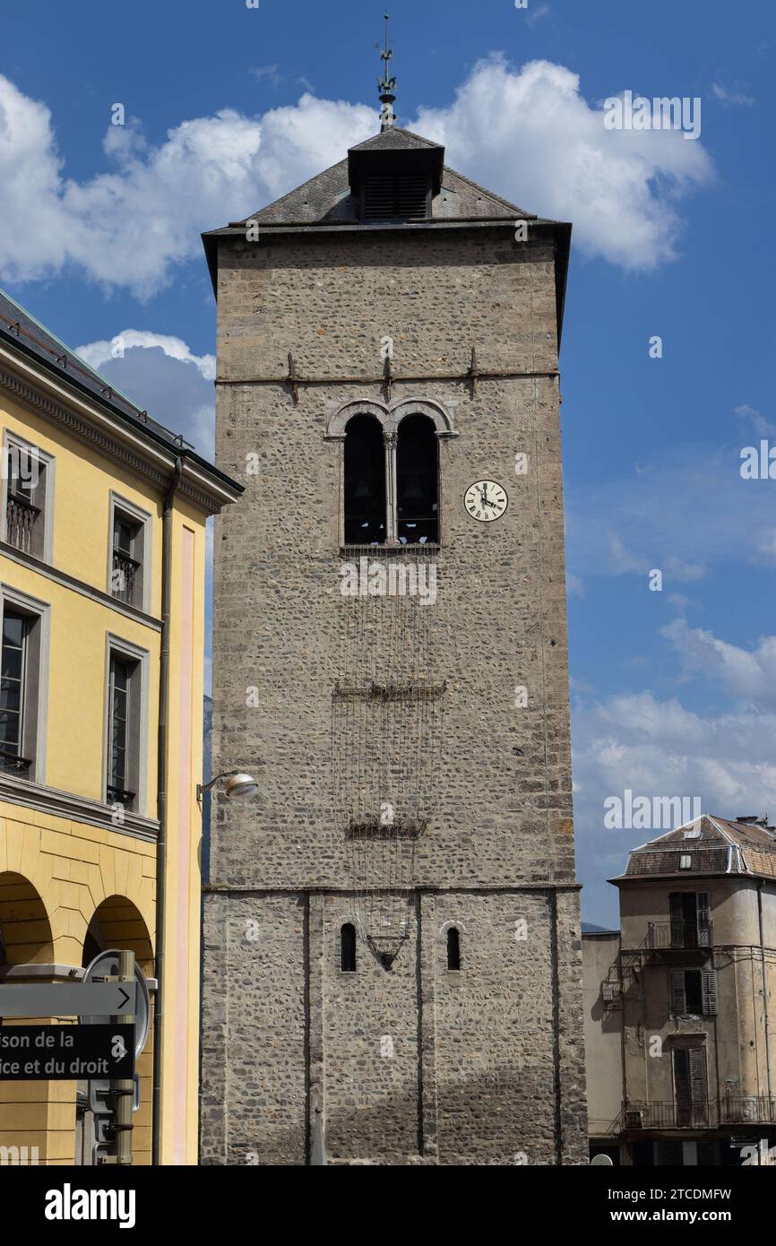 Vue de la Tour de la Correrie (clocher de l'église médiévale), un monument historique du centre-ville à Saint-Jean-de-Maurienne, France. Banque D'Images