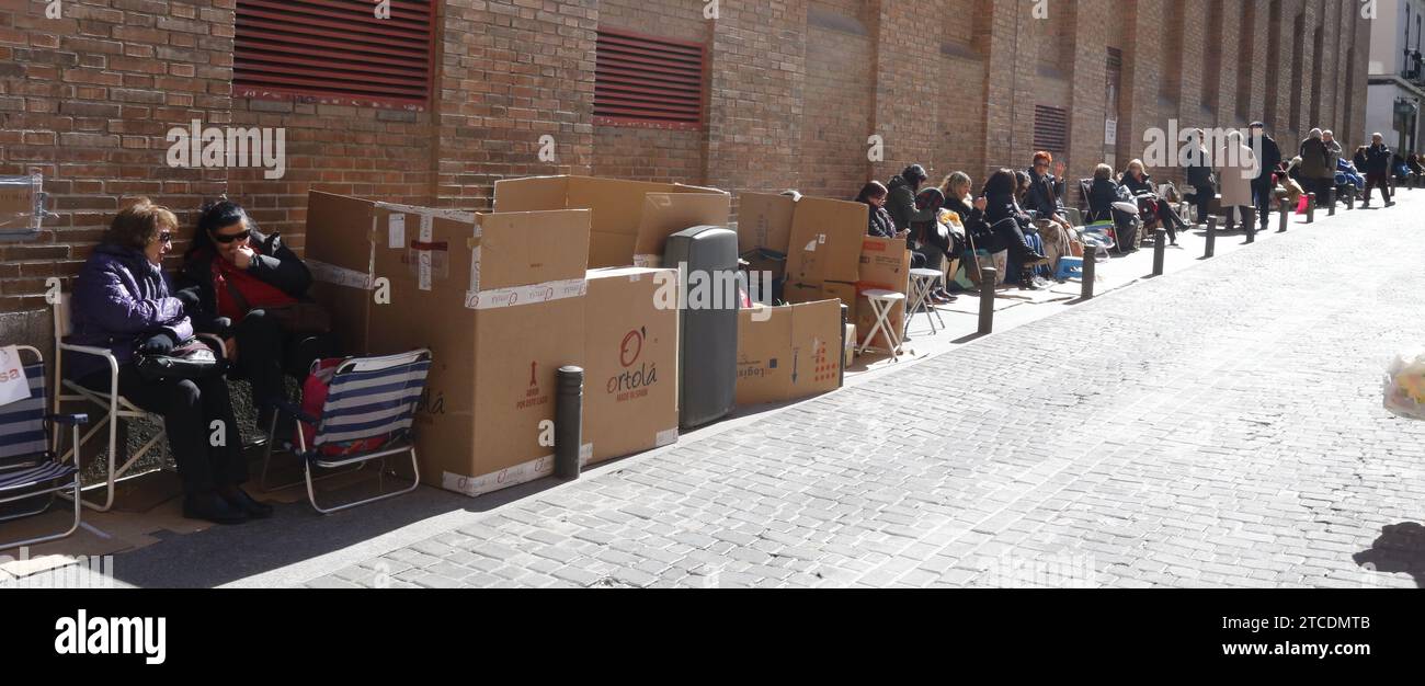 Madrid, 03/03/2016. Files d'attente de paroissiens devant la basilique de Jesús de Medinaceli, comme chaque premier vendredi de mars, pour embrasser les pieds du saint. Photo : Jaime García ARCHDC. Crédit : Album / Archivo ABC / Jaime García Banque D'Images