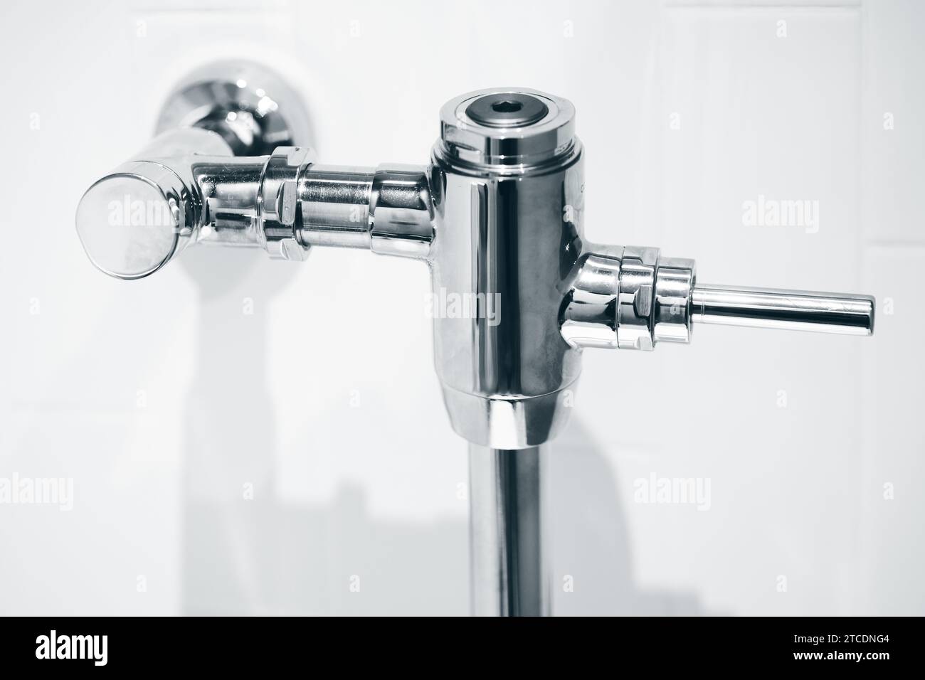 Gros plan exposé Flushometer manuel de toilettes. Robinet de chasse d'eau pour système de chasse d'eau de toilettes de type double flux. Banque D'Images Gros plan exposé Flushometer manuel de toilettes. Robinet de chasse d'eau pour système de chasse d'eau de toilettes de type double flux. Banque D'Images