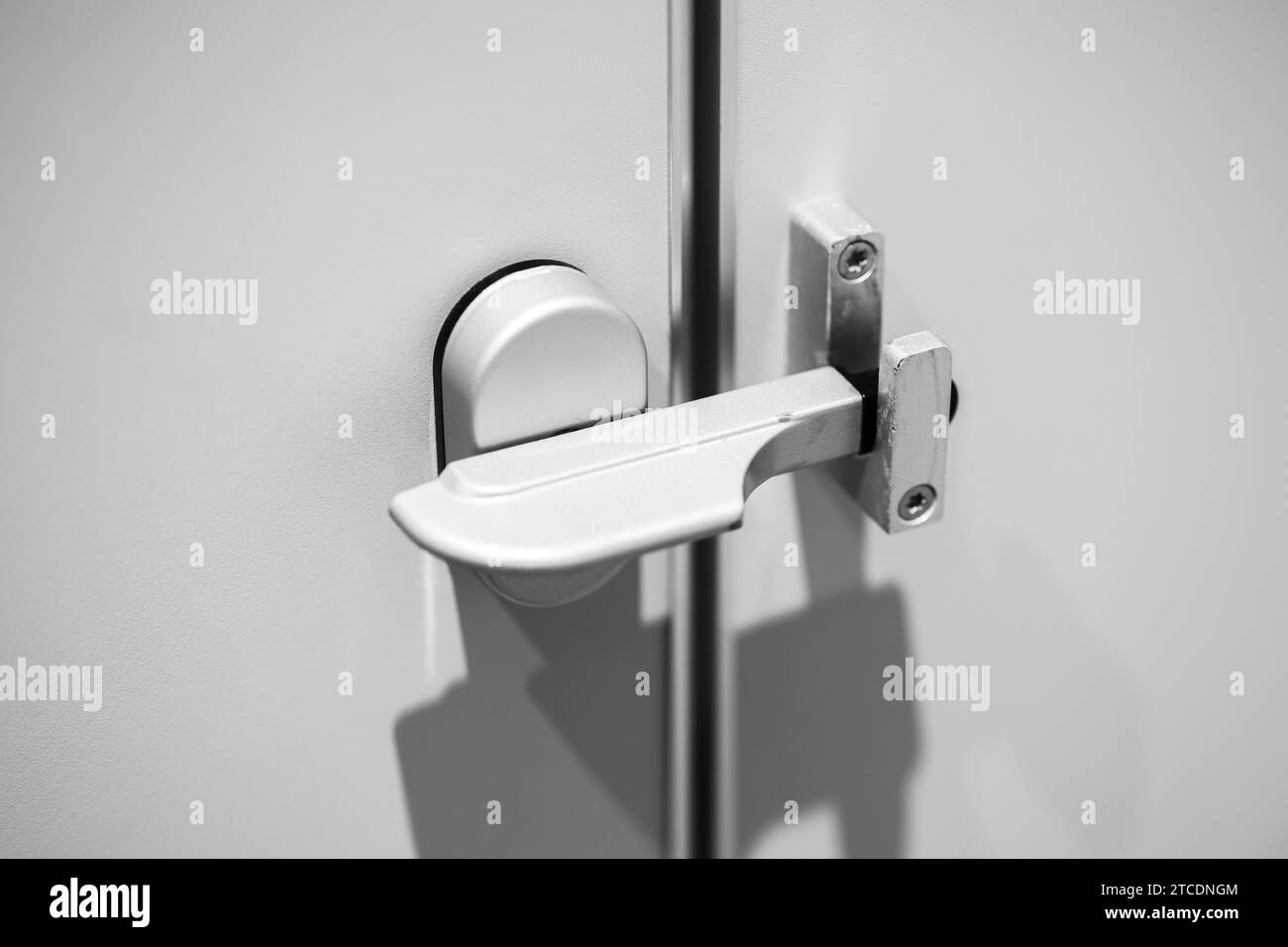 Loquet de porte de salle de bain publique, fermeture de porte de toilette. Banque D'Images