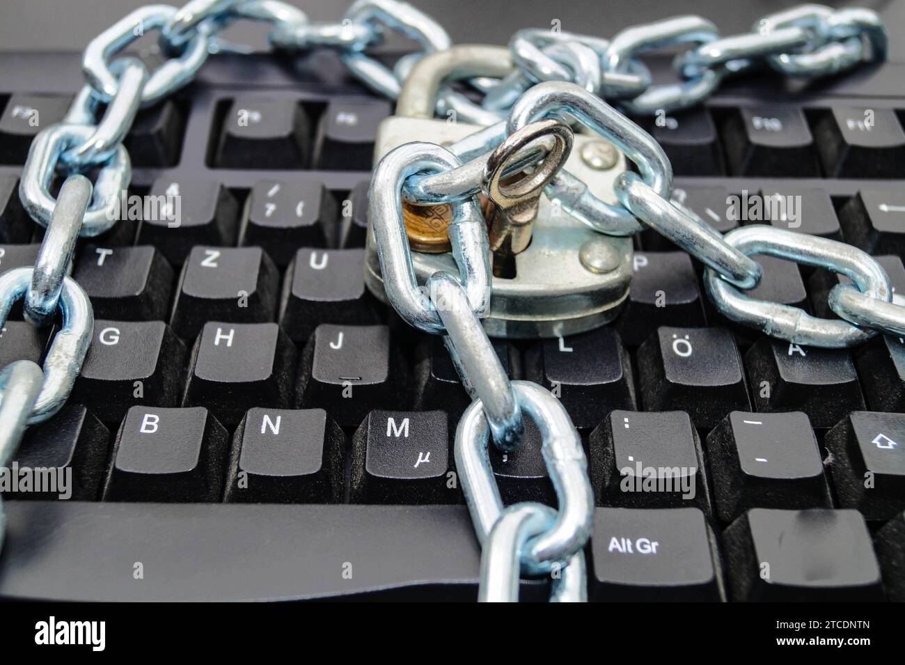 clavier avec chaîne et serrure de sécurité, image de symbole pour la confidentialité des données Banque D'Images