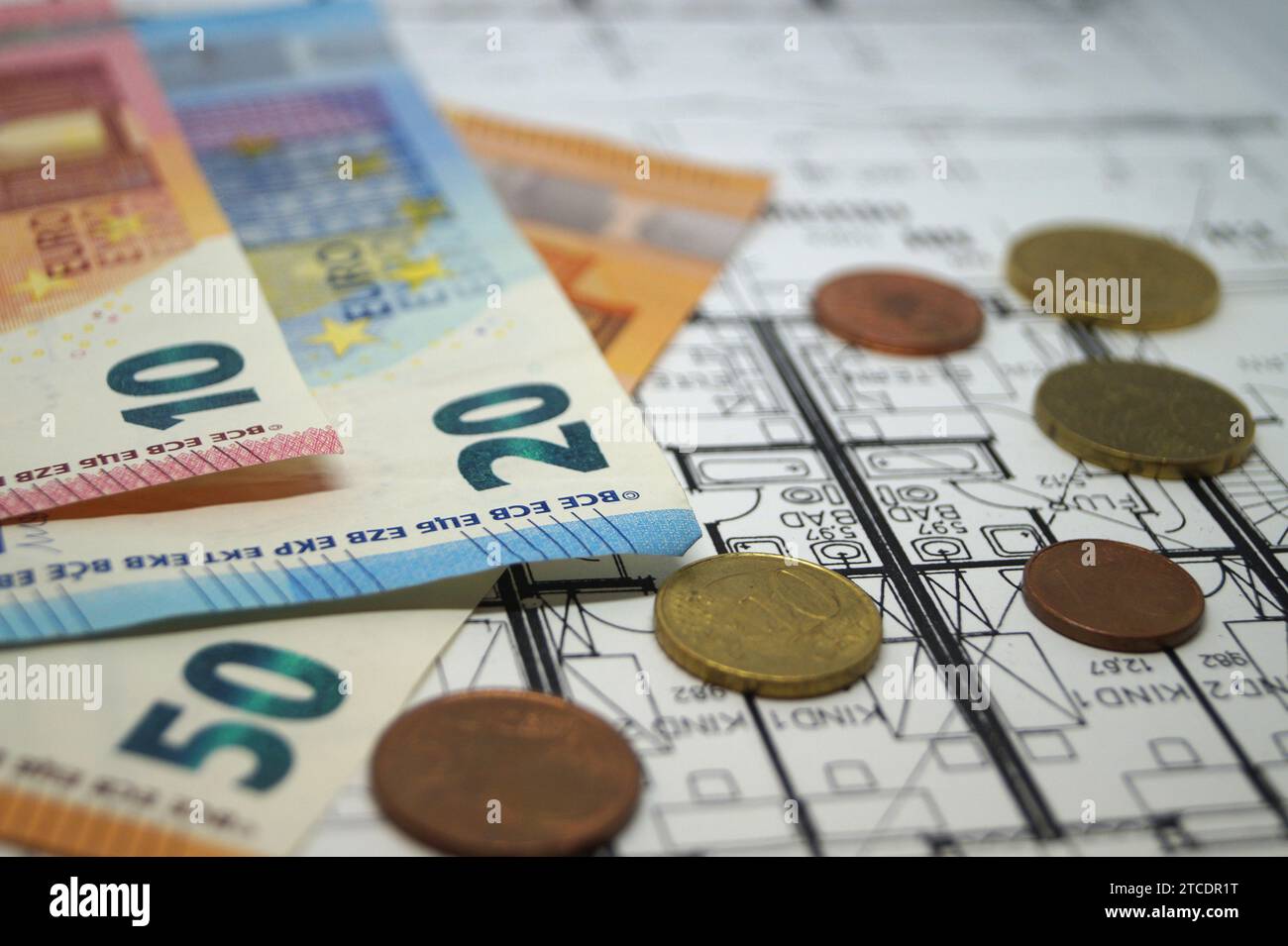 dessin de construction et argent, image symbole pour les coûts de construction Banque D'Images