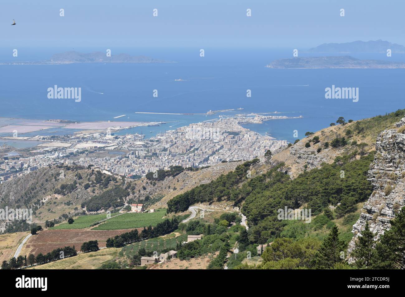 Vue télescopique de la ville de Trapani et de trois îles de Levanzo, Favignana et Marettimo dans la mer Méditerranée vu du mont Erice Banque D'Images