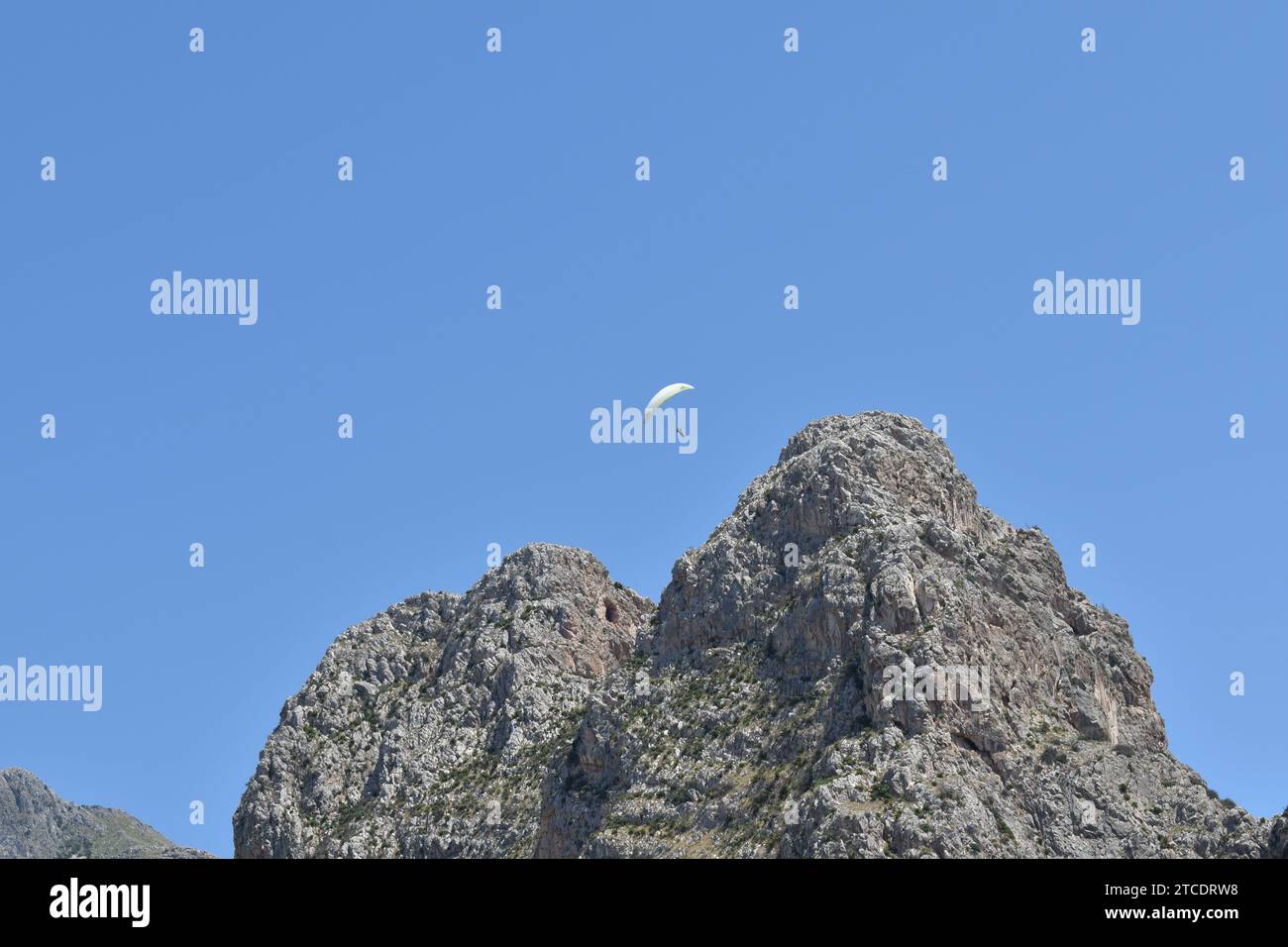 Parapente survolant les sommets montagneux du parc naturel de Zingaro dans la province sicilienne de Trapani Banque D'Images