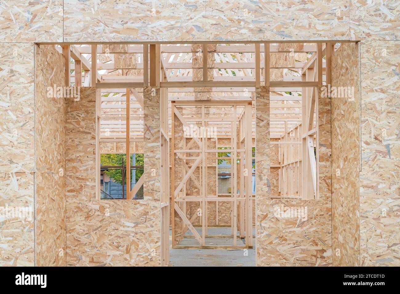 Site de construction de maisons en bois préfabriquées, solives de poutres en bois et panneaux de copeaux de bois, focalisation sélective Banque D'Images