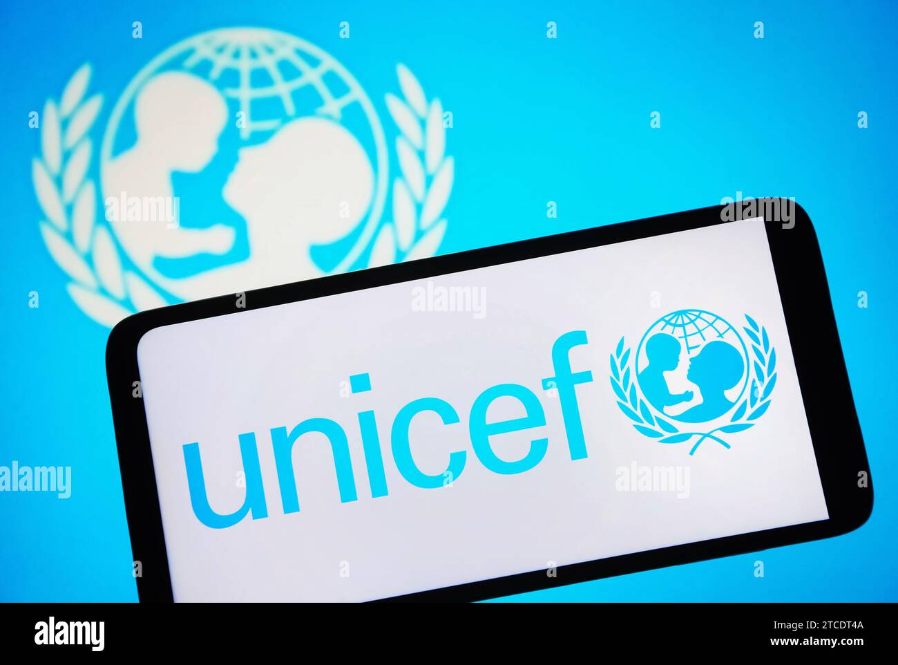 Ukraine. 11 décembre 2023. Sur cette photo, le logo de l'UNICEF (Fonds international des Nations Unies pour l'enfance) est visible sur un écran de smartphone. (Photo de Pavlo Gonchar/SOPA Images/Sipa USA) *** strictement à des fins éditoriales *** crédit : SIPA USA/Alamy Live News Banque D'Images