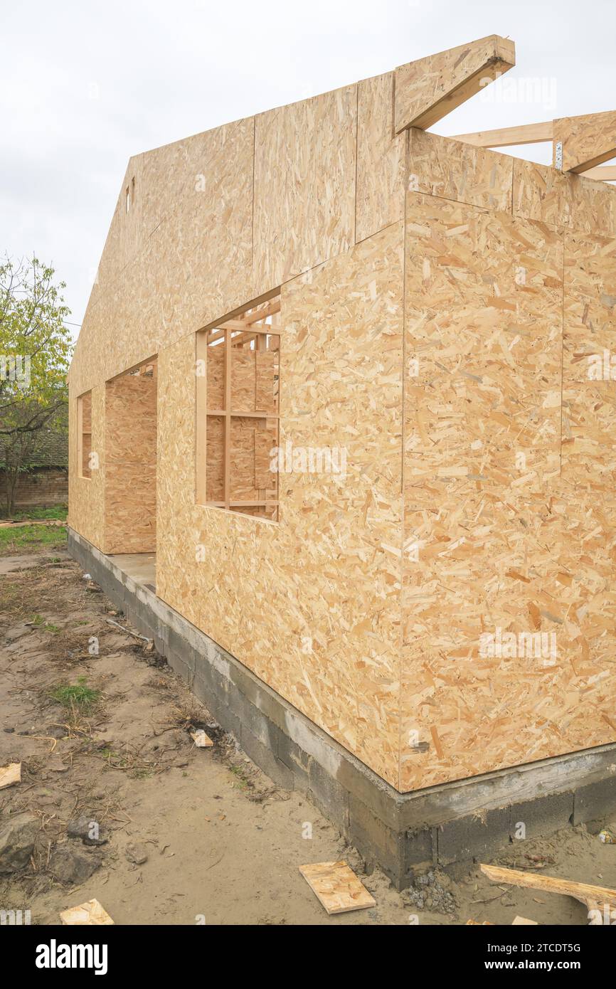 Site de construction de maisons en bois préfabriquées, solives de poutres en bois et panneaux de copeaux de bois, focalisation sélective Banque D'Images