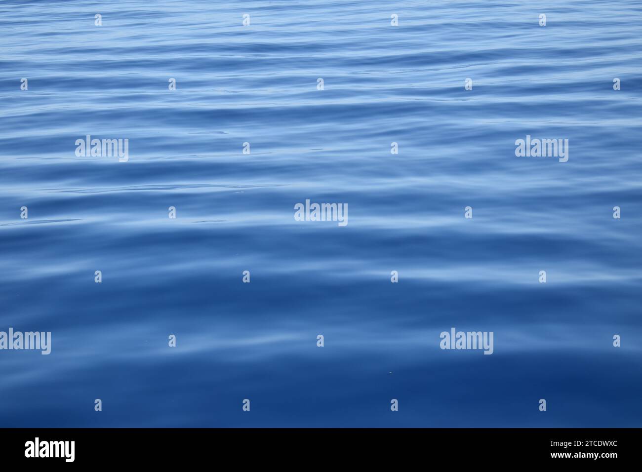 Petites vagues dans l'eau de mer reflétant la lumière dans la mer Méditerranée Banque D'Images