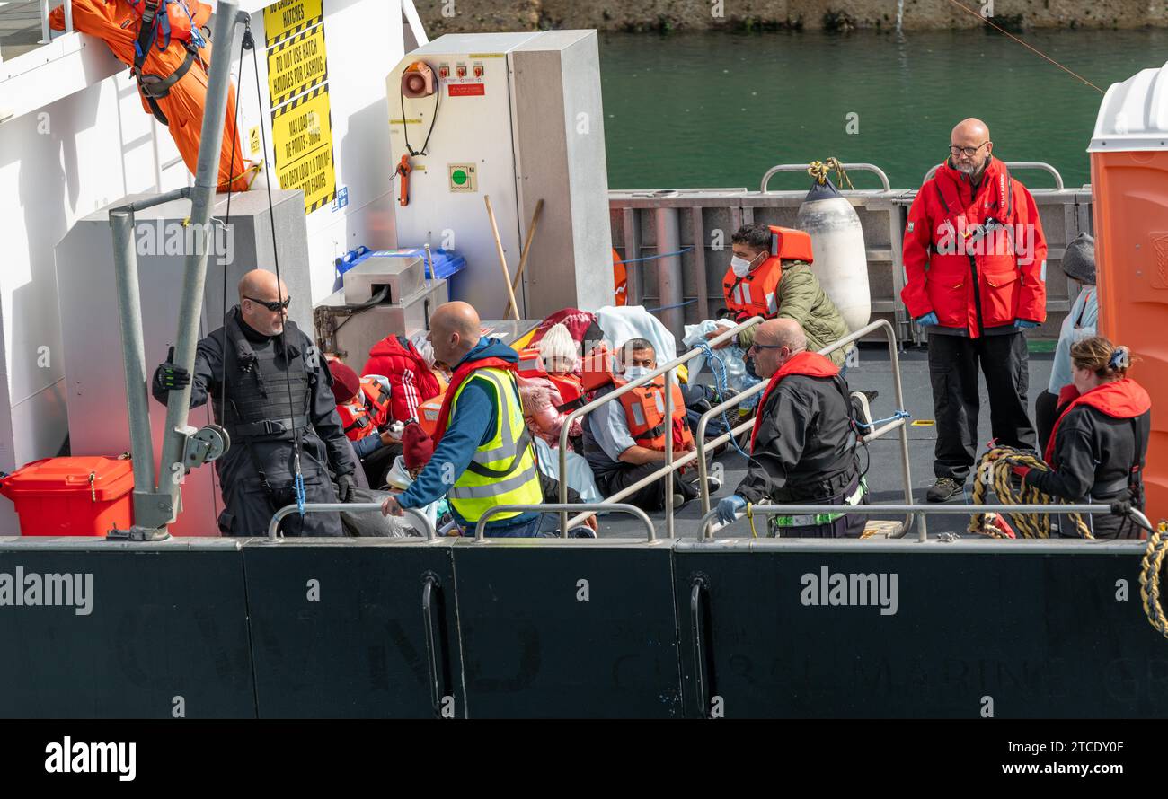 Migrants arrivant, Port de Douvres, Kent, Grande-Bretagne. 1 juin 2022. Plus de 60 migrants arrivent sur le premier de plusieurs bateaux traversant la Manche Banque D'Images
