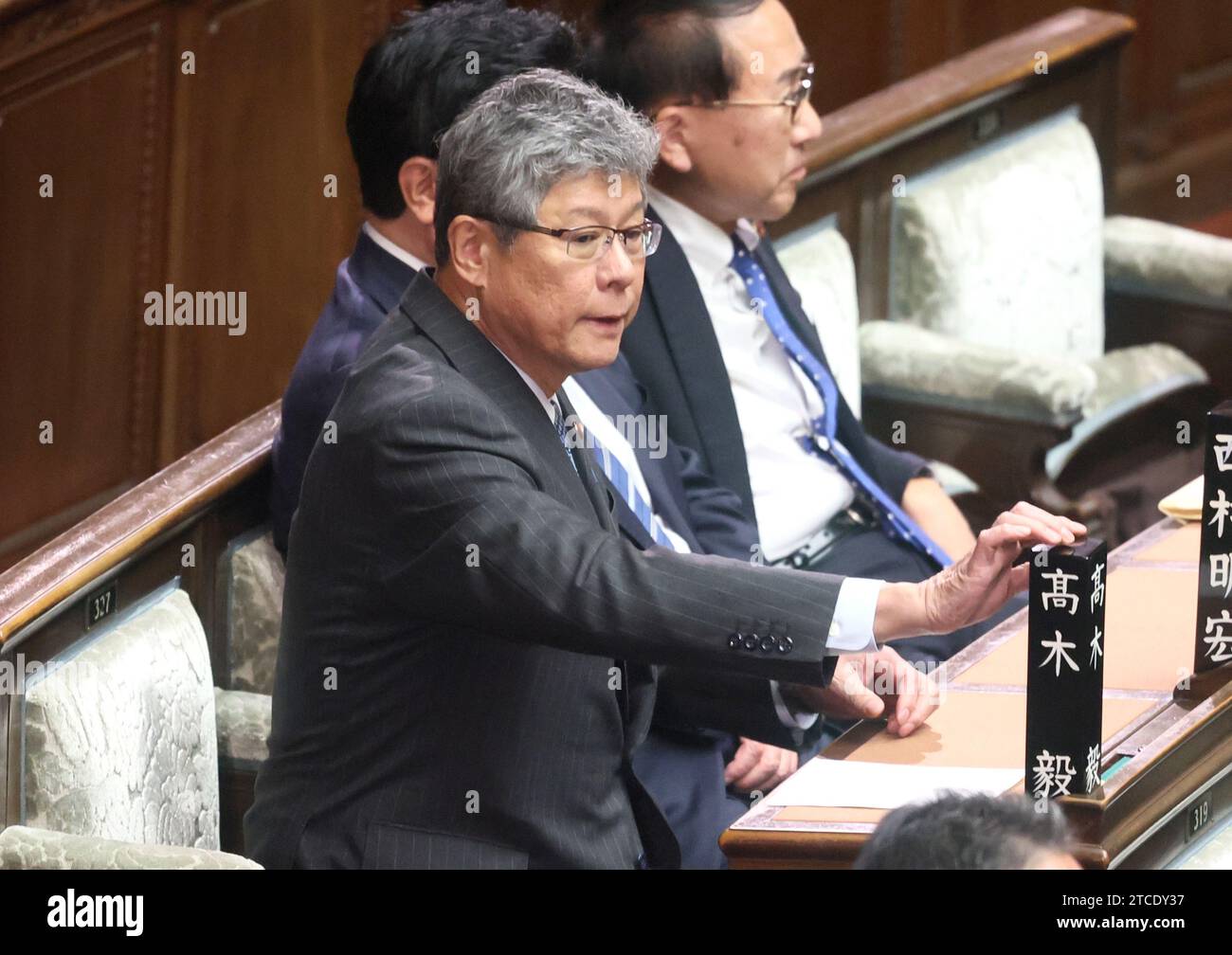 Tokyo, Japon. 12 décembre 2023. Tsuyoshi Takagi, président du comité des contre-mesures de la Diète au Japon, arrive à la session plénière de la Chambre basse alors qu'il vote pour la motion de censure contre le secrétaire du Cabinet Hirokazu Matsuno à la Diète nationale à Tokyo le mardi 12 décembre 2023. La motion de non-confiance contre Matsuno a été rejetée par les membres des partis au pouvoir. (Photo de Yoshio Tsunoda/AFLO) crédit : AFLO Co. Ltd./Alamy Live News Banque D'Images