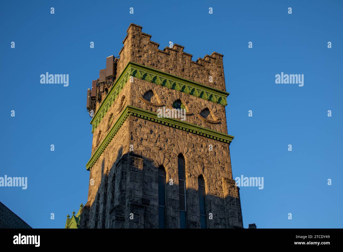 Un bâtiment magnifique et détaillé se dresse devant un ciel bleu vibrant, avec une grande horloge perchée au sommet de la structure Banque D'Images