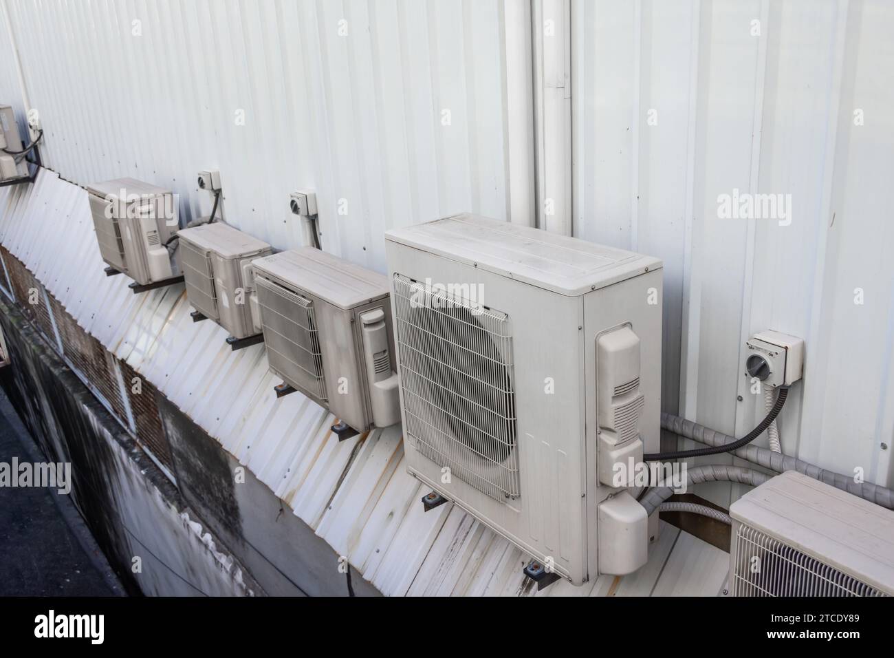 Unité extérieure de compresseur de climatiseurs installé beaucoup de rangée de lot à l'extérieur de la maison Banque D'Images