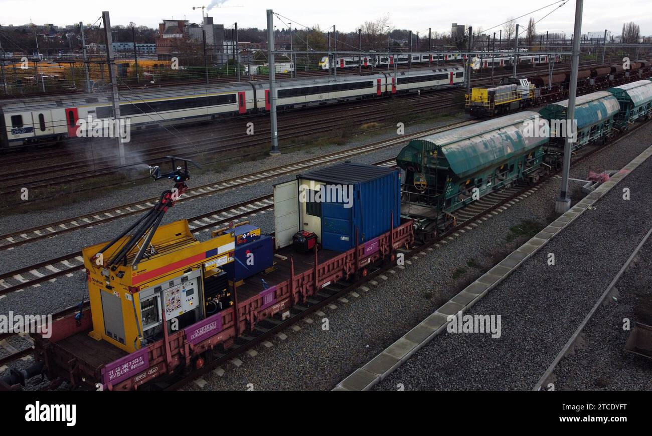 Leuven, Belgique. 12 décembre 2023. L'illustration montre la présentation du "Rijmtrein' (train de rime) de la société d'infrastructure ferroviaire Infrabel, le mardi 12 décembre 2023, à Louvain. Le train est utilisé pour lutter contre la formation de glace sur la ligne aérienne et les commutateurs, à l'aide d'une caméra laser pour pulvériser un produit résistant à l'humidité (composé d'huiles minérales et végétales) sur la ligne aérienne pour empêcher l'adhérence de pour contrecarrer la rime. BELGA PHOTO ERIC LALMAND crédit : Belga News Agency/Alamy Live News Banque D'Images