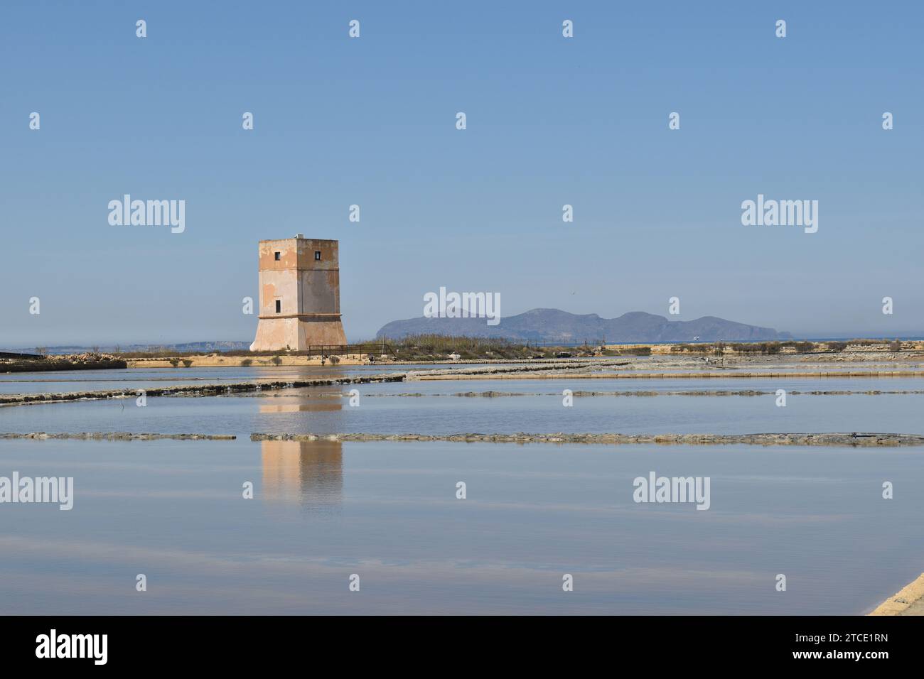 Vue sur les salines avec la tour Torre Nubia en arrière-plan au sud de Trapani, Sicile Banque D'Images