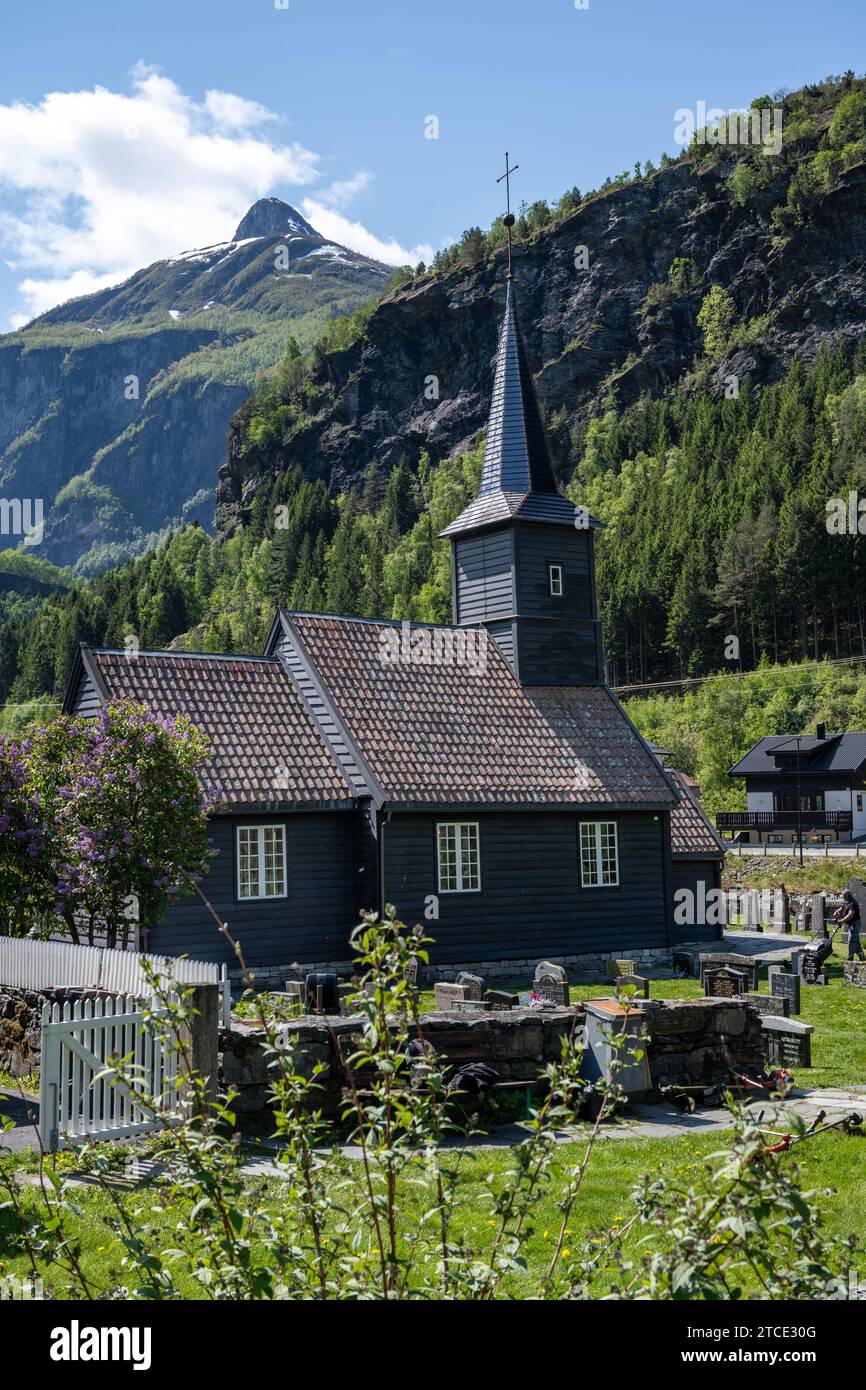 Vieille église en bois dans la partie ancienne du village de Flåm Banque D'Images