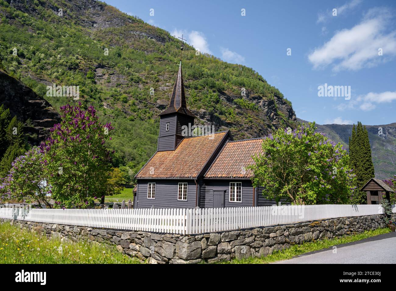 La vieille église en bois dans le village de Flåm Banque D'Images