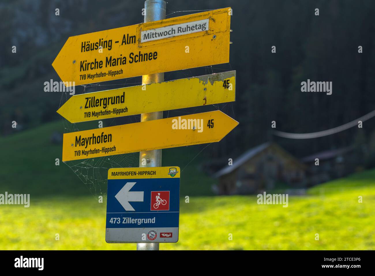 Doigts indiquant la diirection de marche et l'heure, la communauté Brandberg, la vallée de Zillergrund, Zillertal Alpes, Tyrol, Autriche Banque D'Images