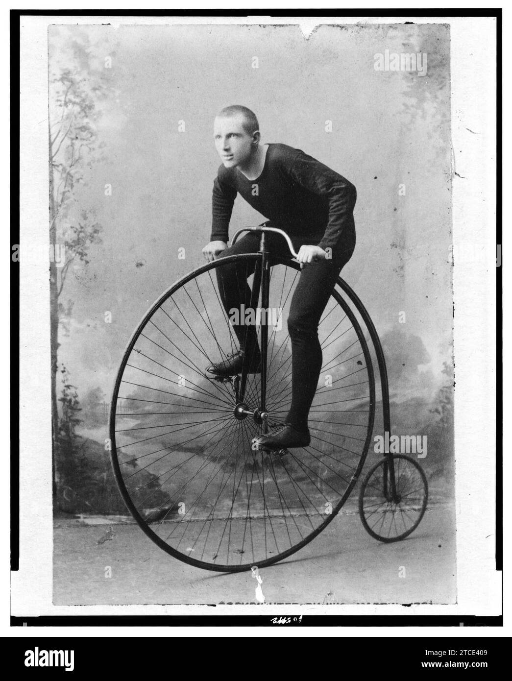 William Martin champion cycliste de six jours du monde portrait en pied oriente vers la gauche a velo avec une grande roue avant et roue arriere petite Photo Stock Alamy