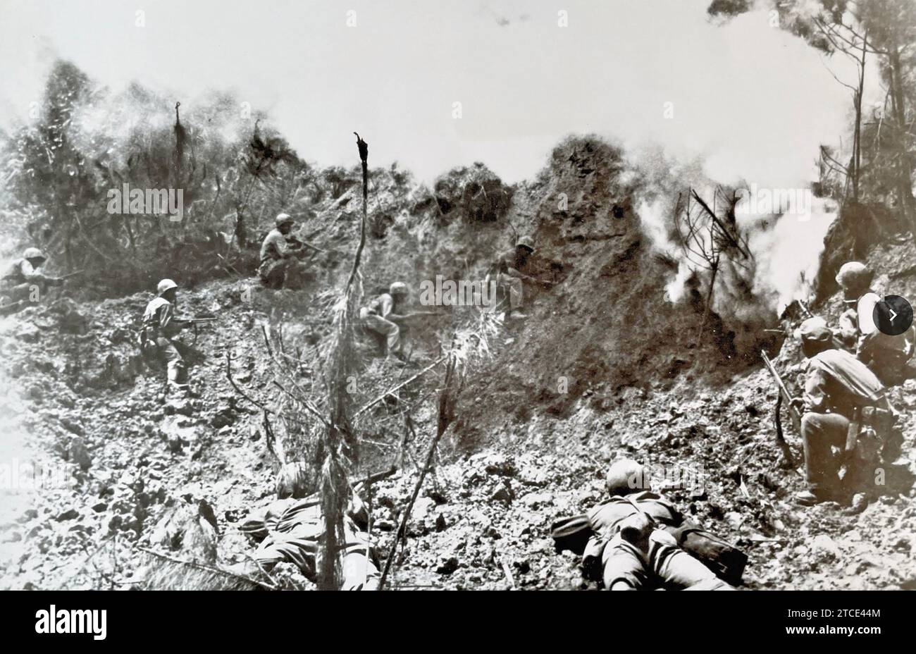 Il participe À LA BATAILLE DE PELELIU en septembre-novembre 1944. Des marines américains et de l'infanterie utilisant un lance-flammes sur des trous de renard japonais dans les montagnes Umurbrogol sur l'île du Pacifique. Banque D'Images