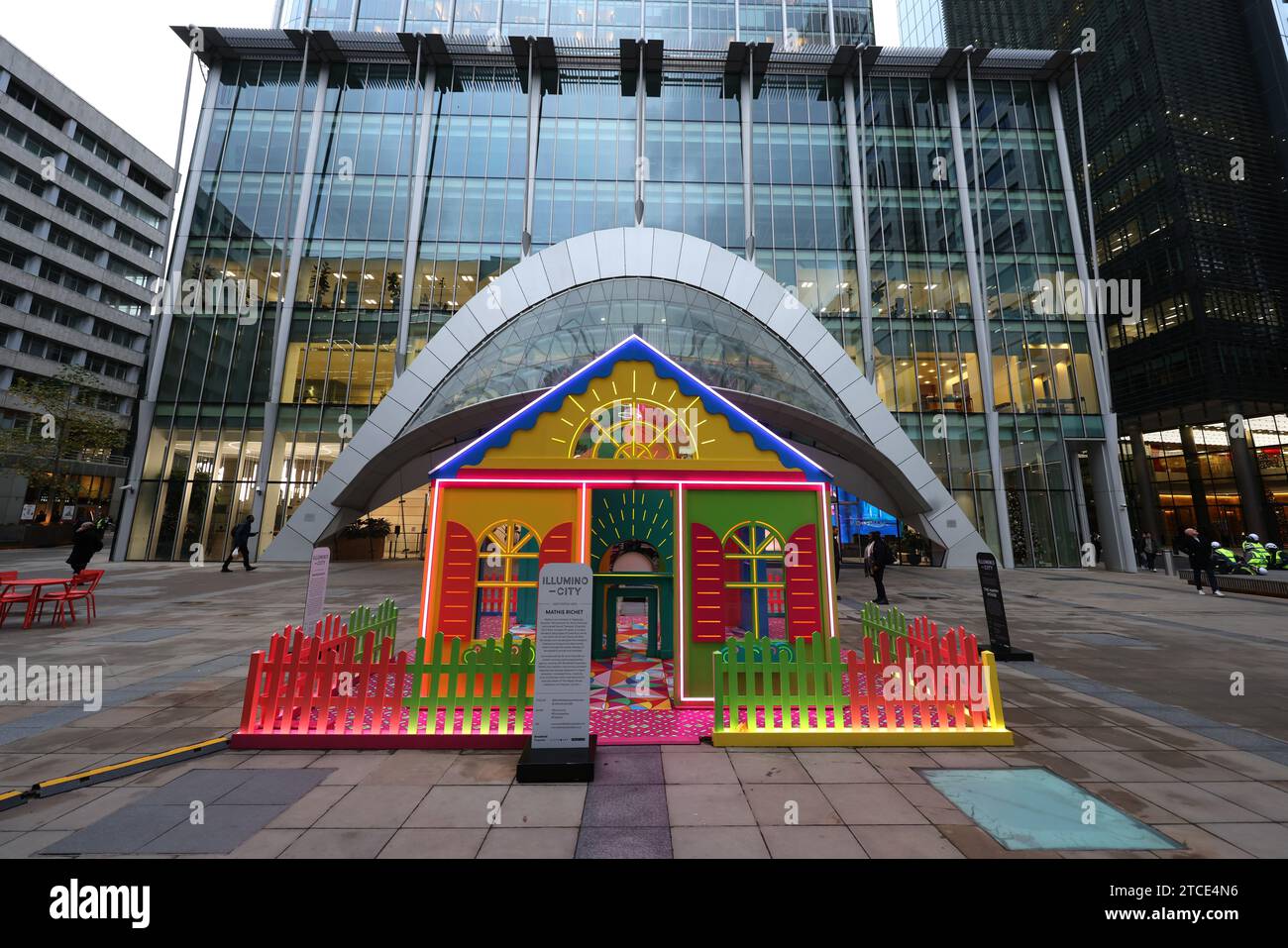 Vues générales de l'installation artistique Mathis Richet Happy House à l'extérieur de City point à Moorgate, Londres, Royaume-Uni. Banque D'Images