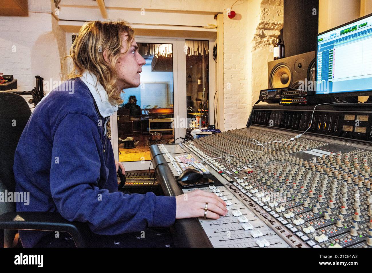 Berlin, Allemagne. Lucas / Leonard Wellington au studio de son, enregistrant et produisant de la musique moderne et populaire, des Beats et des pistes. Banque D'Images