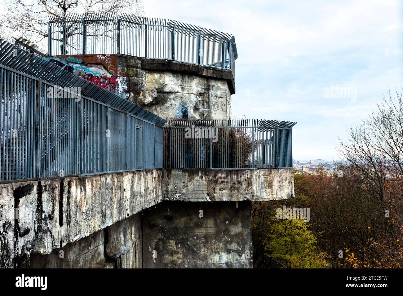 Berlin, Allemagne. Vestiges de la tour du drapeau nazi à l'intérieur du parc Gesundbrunnen, pendant la guerre mondiale 2 en usage par l'armée allemande et la Wehrmacht à la bataille des avions et des bombardiers attaquant la ville si Berlin. La tour du drapeau est maintenant utilisée comme un point de vue de grande hauteur avec une vue magnifique sur le Capitole allemand. Banque D'Images