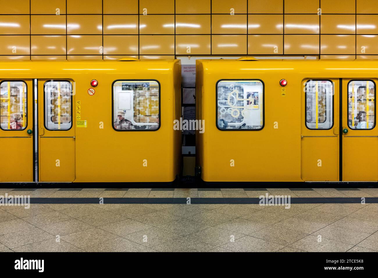 Berlin, Allemagne. Intérieur de la station de métro U5 de Weberwiese U-Bahn dans le quartier Friedrichshain. Banque D'Images
