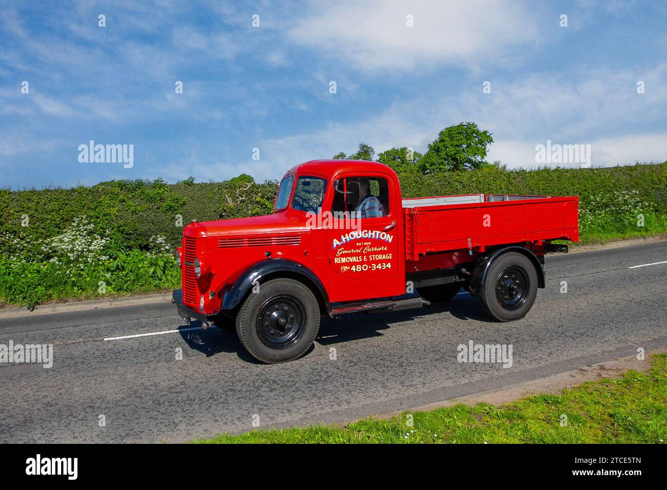 Un camion à plateforme Drop Side Houghton des années 1946 40 années 40 Red Bedford O Tipper 4x2 d'après-guerre. Un camion de stockage et d'enlèvement d'essence de 3519 cc ; Vintage, moteurs classiques restaurés, collectionneurs d'automobiles passionnés d'automobile, voitures anciennes voyageant dans le Cheshire, Royaume-Uni Banque D'Images