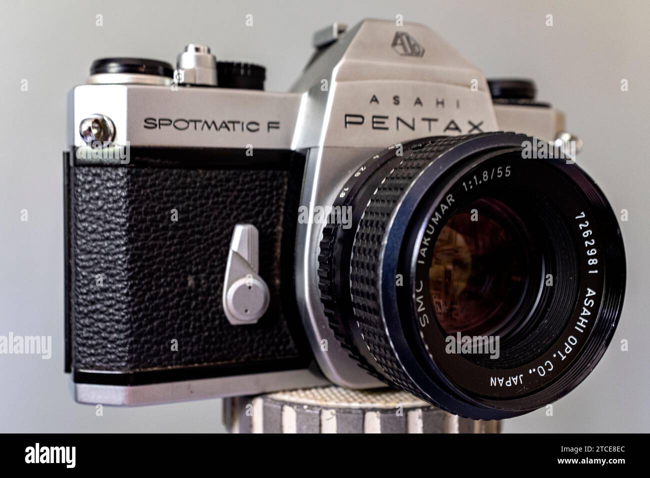 Tilburg, pays-Bas. Vintahe & Retro Analog Asahi Pentax Camera, monté sur un trépied Studio. Banque D'Images