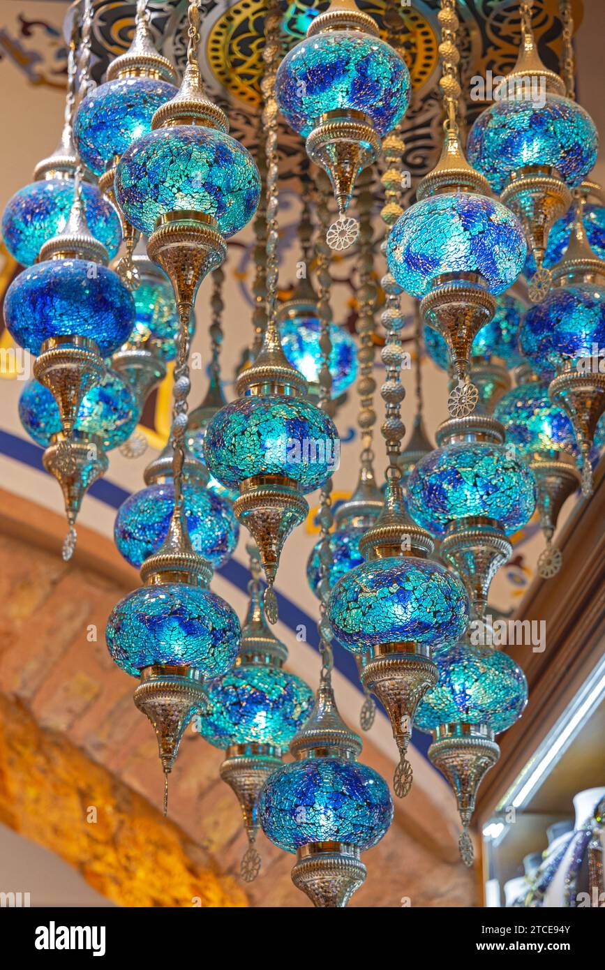 Lampes de style Moyen-Orient en verre bleu et argent lustre en métal Banque D'Images