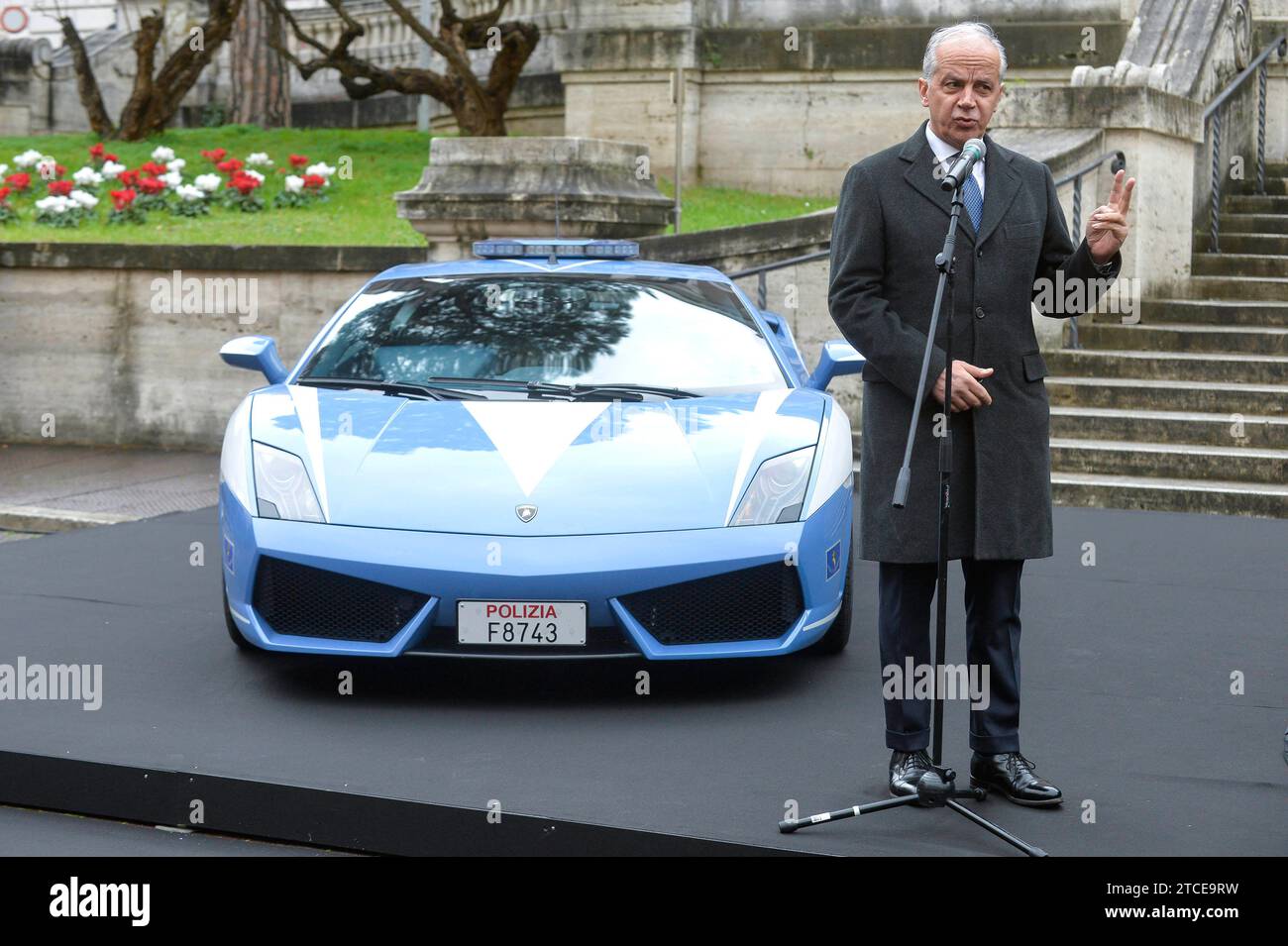 Italie, Rome, 12 décembre 2023 : cérémonie de remise de trois nouveaux Lamborghini Urus à la police d'Etat, sur l'image Matteo Piantedosi, Ministre de l'intérieur photo © Stefano Carofei/Sintesi/Alamy Live News Banque D'Images