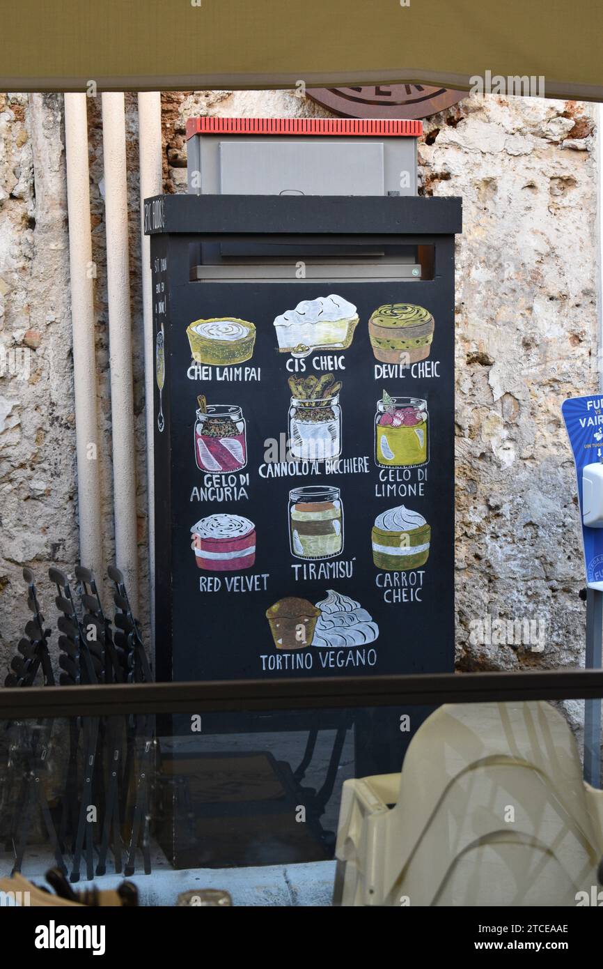Plats de dessert du restaurant dessinés à la craie sur une surface métallique noire du restaurant FUD Bottega Sicula Banque D'Images