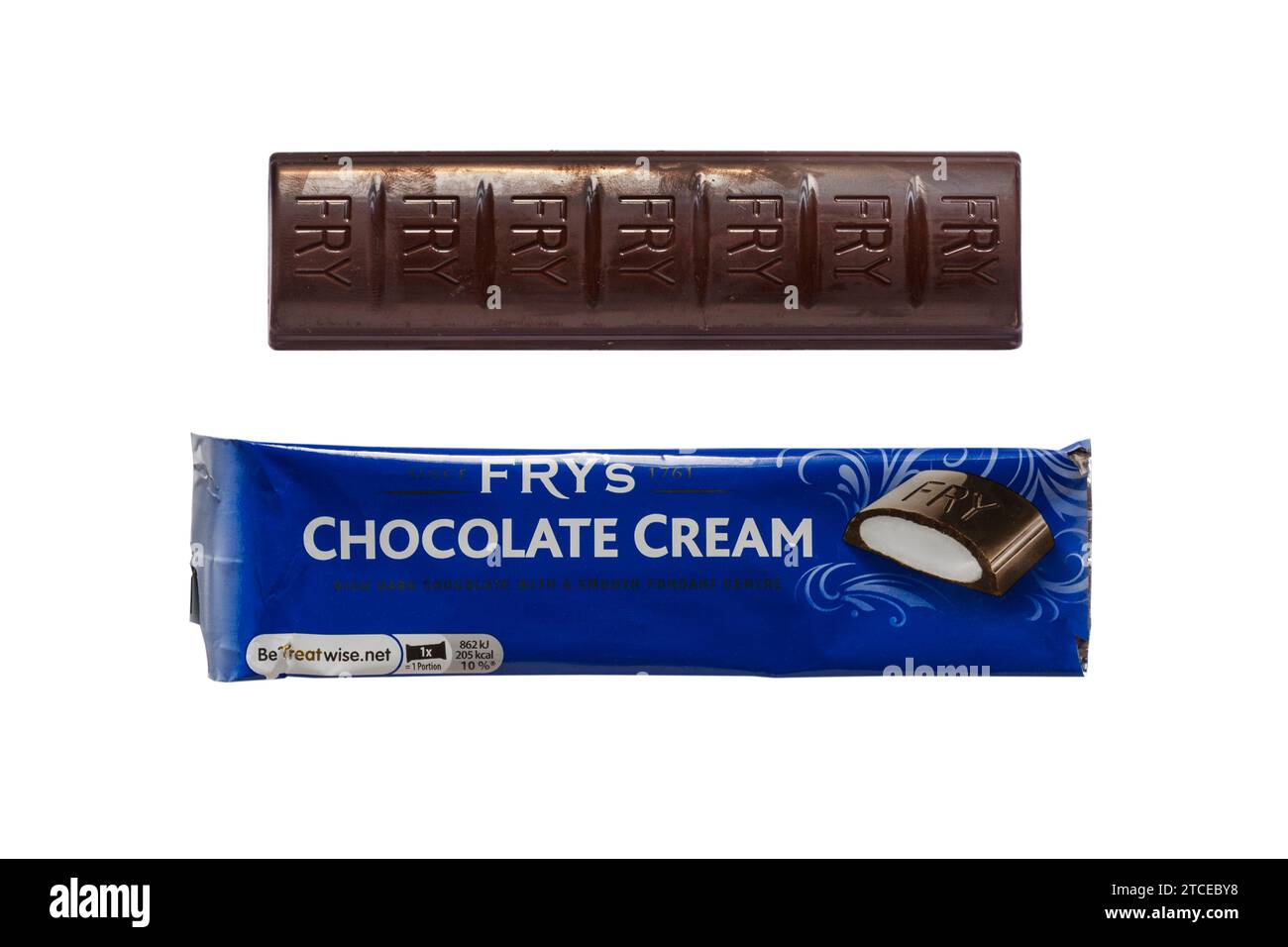 Barre de crème au chocolat par Frys retirée de l'emballage pour montrer le contenu isolé sur fond blanc - chocolat avec un centre fondant Banque D'Images