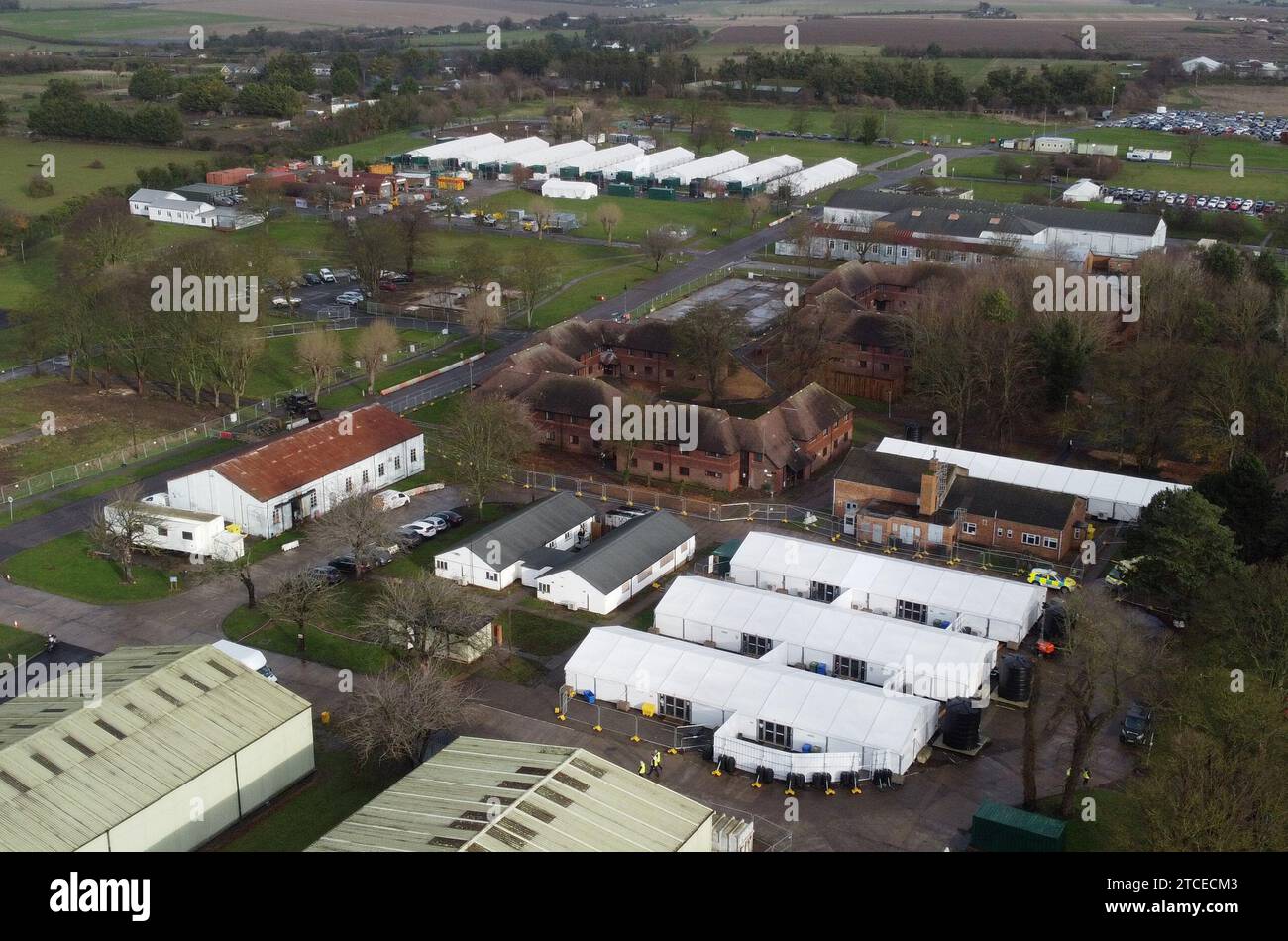 Une vue de l'installation de détention à court terme de l'immigration de Manston située à l'ancien Centre de formation et de perfectionnement des pompiers de la Défense à Thanet, Kent. Le premier vote sur le projet de loi sur le Rwanda, le projet de loi bloqué pour expulser les personnes traversant la Manche vers Kigali, aura lieu aujourd'hui à la Chambre des communes. Date de la photo : mardi 12 décembre 2023. Banque D'Images