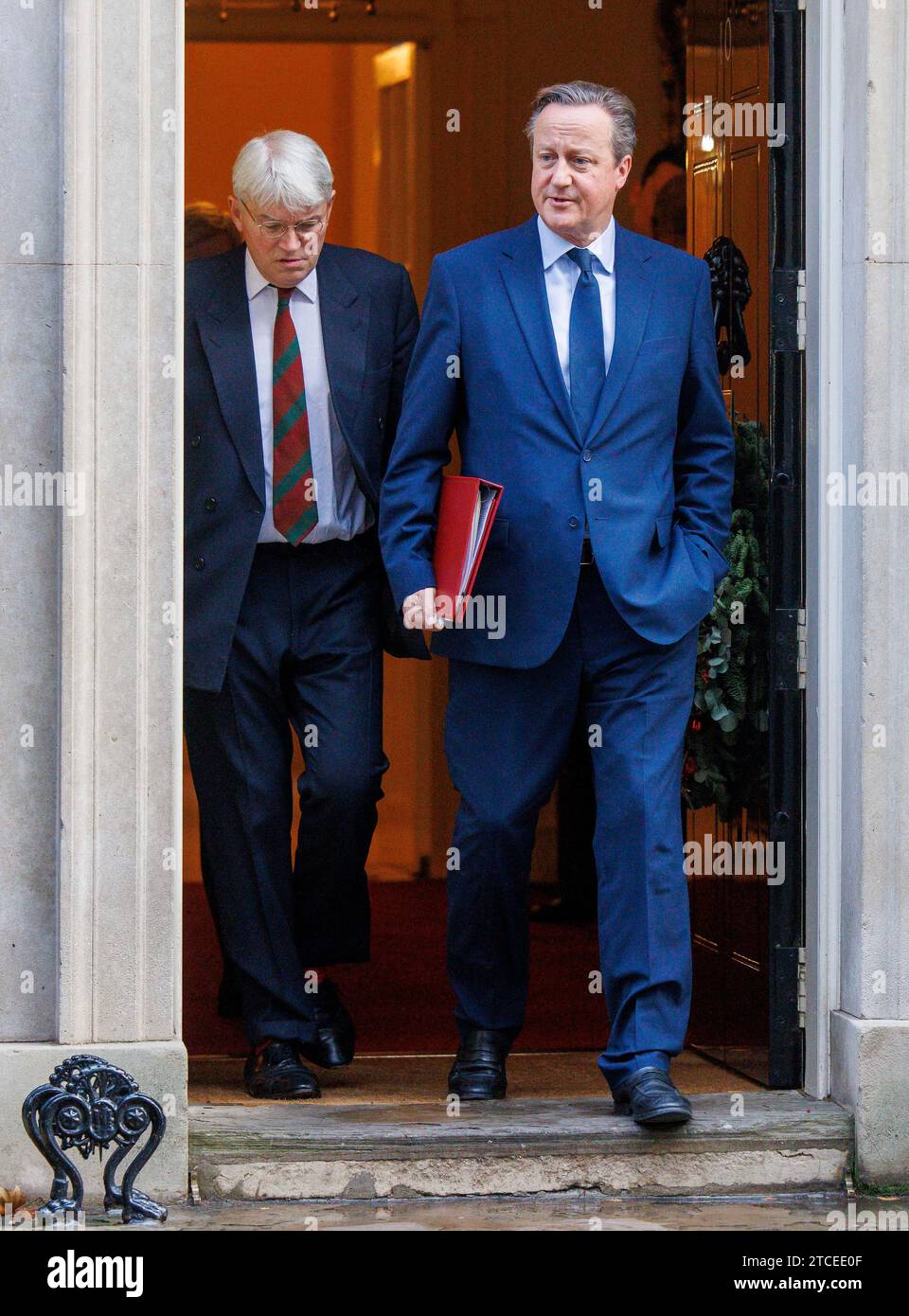 Londres, Royaume-Uni. 12 décembre 2023. Le ministre des Affaires étrangères, David Cameron, part avec Andrew Mitchell, ministre de l'Immigration pour l'Afrique, à Downing Street pour une réunion du Cabinet. Crédit : Mark Thomas/Alamy Live News Banque D'Images