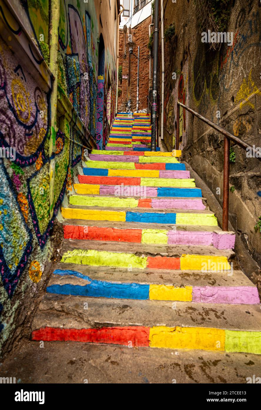 Escalier peint à Valparaíso, au centre du Chili. Banque D'Images