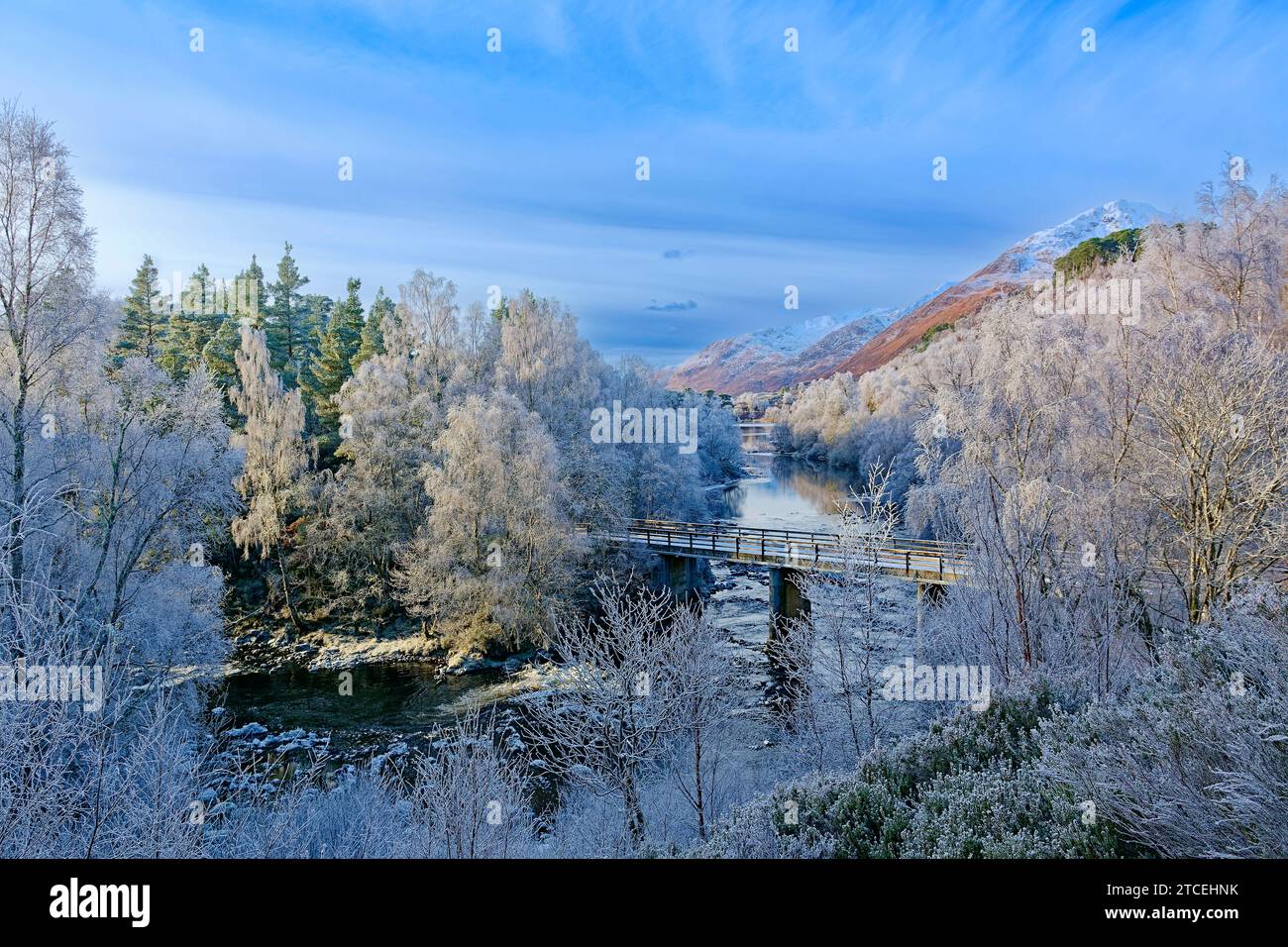 Glen Affric Cannich Écosse vue de la rivière et du pont tôt le matin d'hiver collines enneigées et un gel blanc sur les bouleaux Banque D'Images