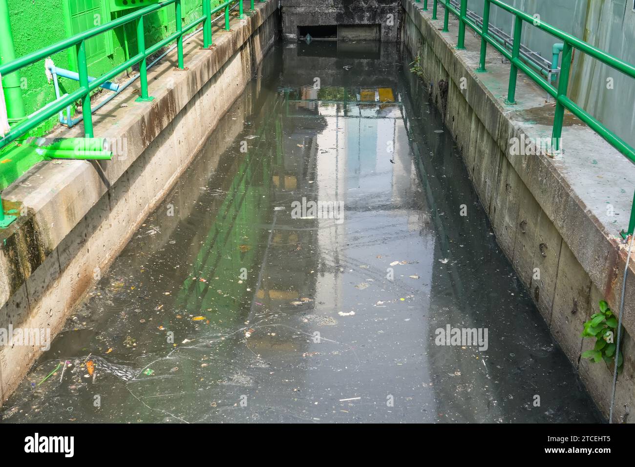 Canaux de ville pour le drainage de l'eau - fossé sale, pollution de l'eau, écologie, émissions. Horrible odeur dégoûtante Banque D'Images